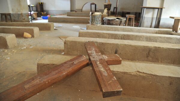 Сломанный христианский крест в католической церкви в Диабали