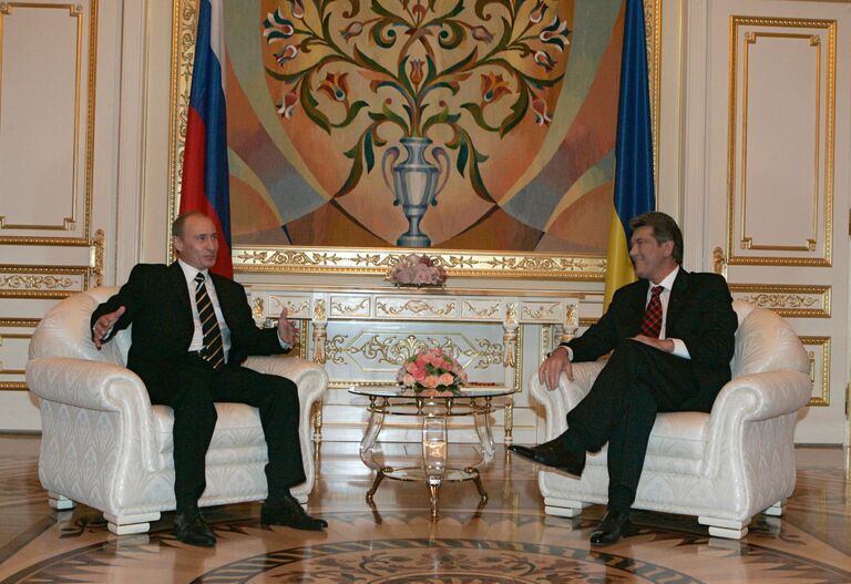 Президент России Владимир Путин и президент Украины Виктор Ющенко во время беседы в секретариате президента Украины в Киеве. 2005 год Президент России Владимир Путин и президент Украины Виктор Ющенко во время беседы в секретариате президента Украины в Киеве. 2005 год
