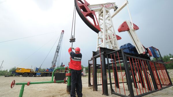 Оператор по добыче нефти на нефтяном кусте в Югре