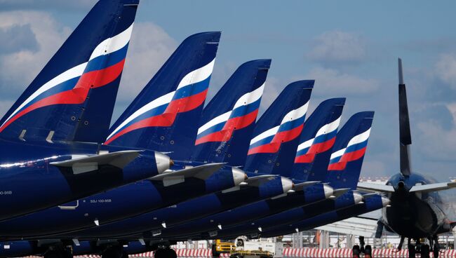 Sukhoi Superjet 100 на стоянке самолетов в аэропорту Шереметьево в Москве