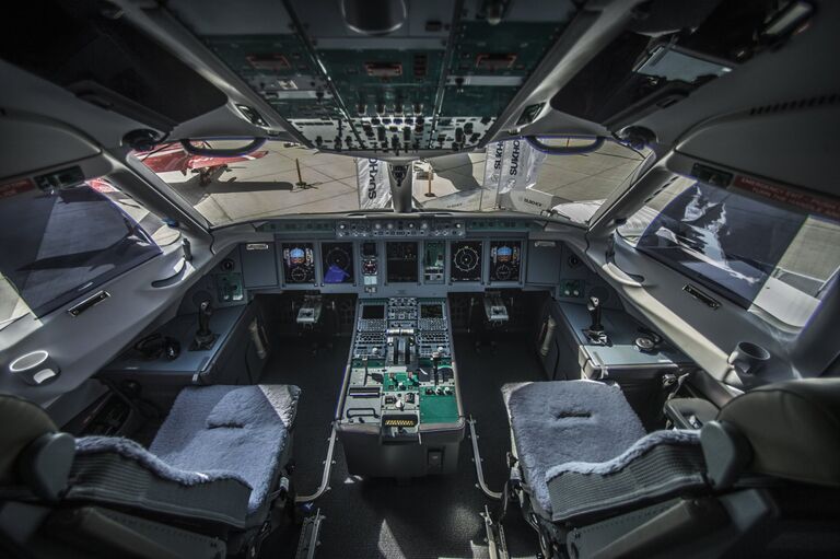 Кабина пилотов российского пассажирского самолета Sukhoi Superjet 100 на международной авиационно-космической выставке Dubai Airshow-2015 Кабина пилотов российского пассажирского самолета Sukhoi Superjet 100 на международной авиационно-космической выставке Dubai Airshow-2015