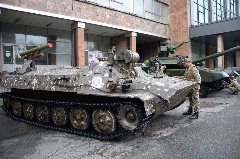 Боевая машина противотанкового ракетного комплекса Штурм-С на международной выставке вооружения и оборонных технологий ArmHiTec-2018 в Ереване