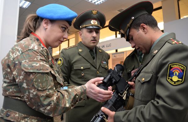 Военнослужащие вооруженных сил Армении осматривают автомат Вал на международной выставке вооружения и оборонных технологий ArmHiTec-2018 в Ереване