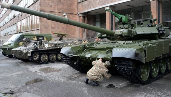 Танк Т-90С на международной выставке вооружения и оборонных технологий ArmHiTec-2018 в Ереване