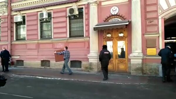 Из закрывающегося в Санкт-Петербурге генконсульства США выносят вещи Из закрывающегося в Санкт-Петербурге генконсульства США выносят вещи