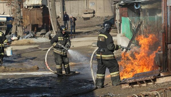 Сотрудники МЧС во время тушения пожара на складе стройматериалов на улице Выселковая во Владивостоке. 30 марта 2018