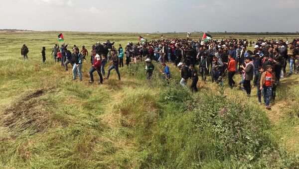 Участники акции протеста на границе сектора Газа с Израилем