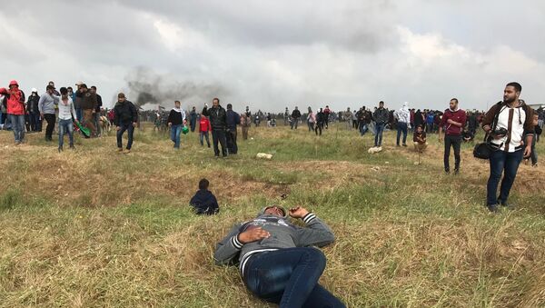 Участники акции протеста на границе сектора Газа с Израилем. 30 марта 2018