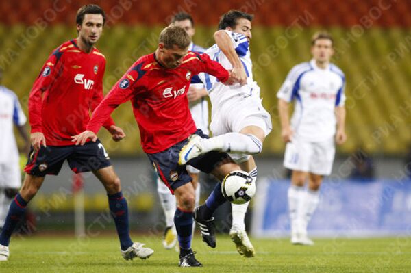 Игрок ЦСКА Алексей Березуцкий в матче 1-го раунда Кубка УЕФА по футболу