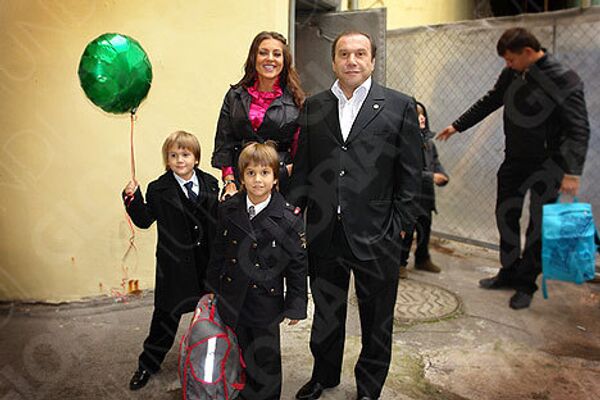 Виктор Батурин с сыновьями Андреем и Николаем и новой женой Илоной