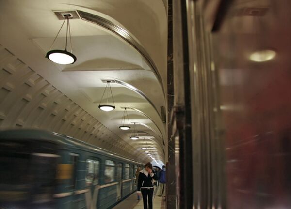 Движение на зеленой ветке московского метро с утра ограничено