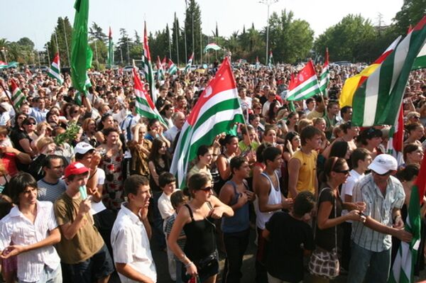 Народные гуляния в Сухуми по случаю признания Россией независимости Абхазии