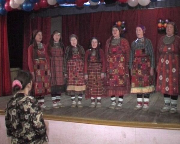 Бабушки из села Бураново споют Битлз на удмуртском языке 