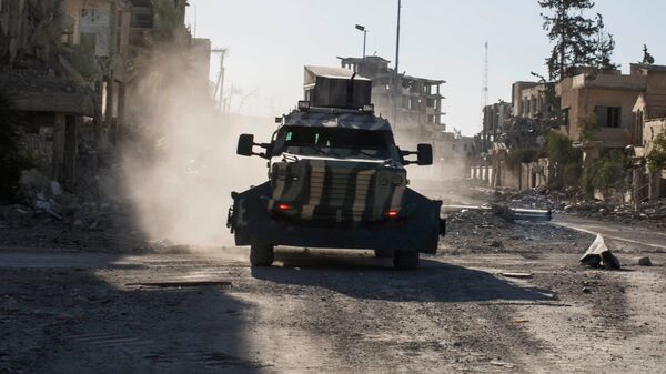 Бронетранспортер Сирийских демократических сил, поддерживаемых США, в Ракке, Сирия