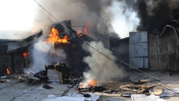 Пожар на складе стройматериалов на улице Выселковая во Владивостоке. 30 марта 2018