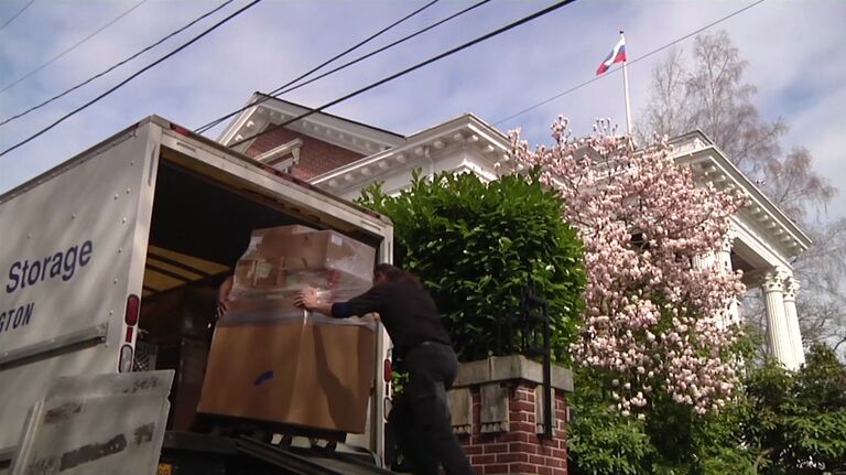 Из здания генконсульства России в Сиэтле перед закрытием вывозят имущество Из здания генконсульства России в Сиэтле перед закрытием вывозят имущество