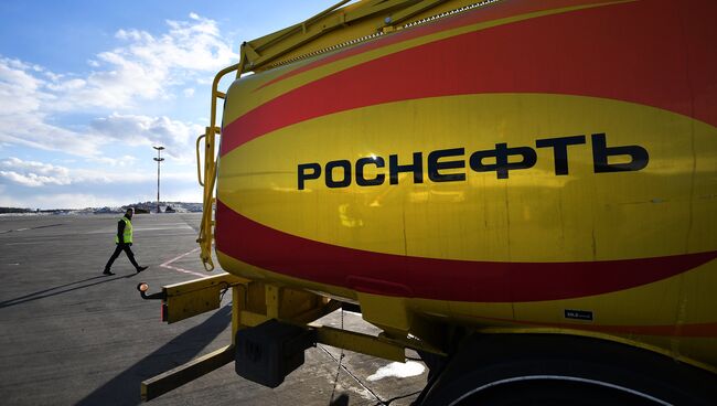 Автомобиль для перевозки топлива компании Роснефть. Архивное фото