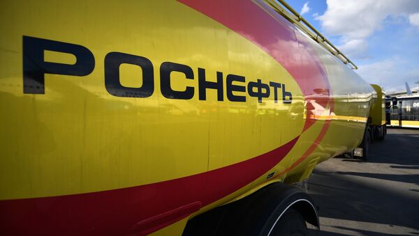 Автомобиль для перевозки топлива компании Роснефть в аэропорту Внуково