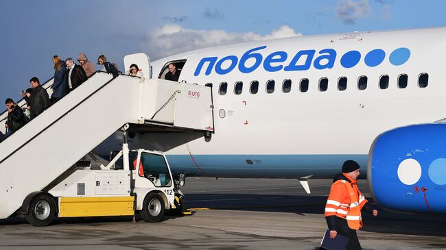 Обслуживание самолета авиакомпании Победа в аэропорту Внуково. архивное фото