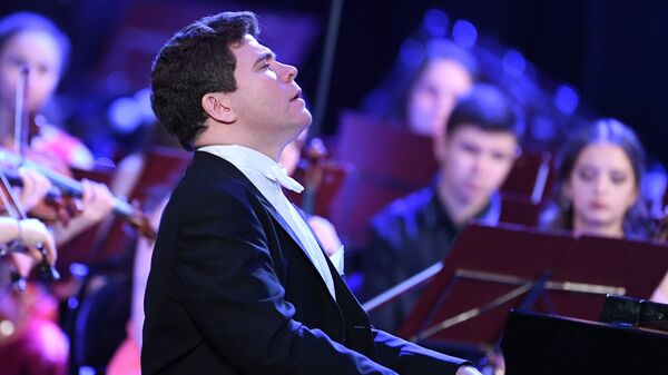 Пианист Денис Мацуев выступает на гала-концерте закрытия 10-го зимнего международного фестиваля искусств Юрия Башмета в Сочи