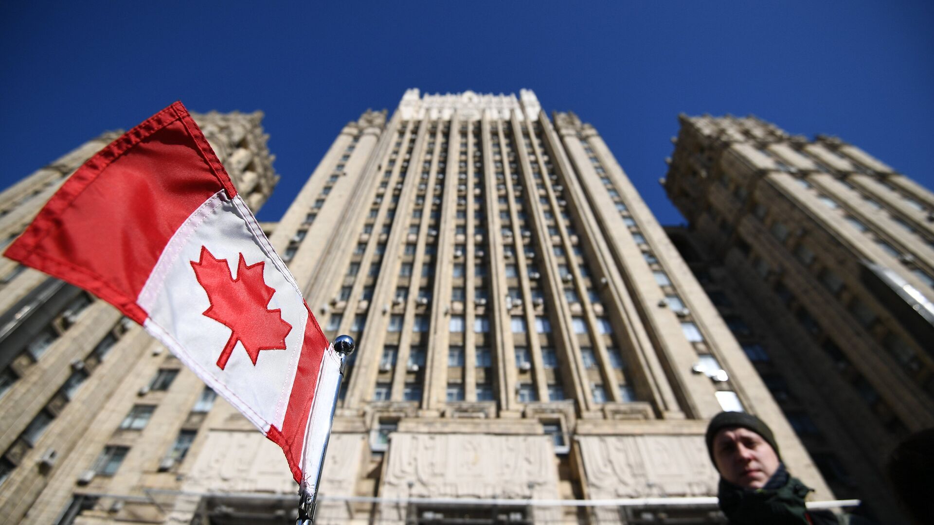 Флаг Канады на автомобиле посольства у здания Министерства иностранных дел России - РИА Новости, 1920, 08.06.2021