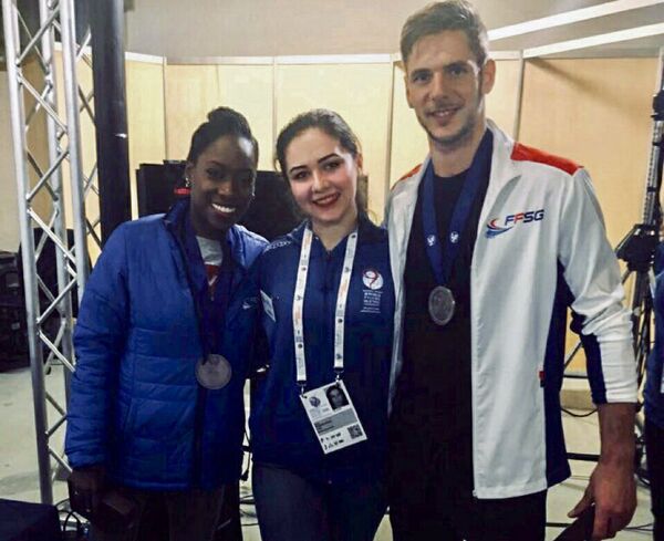 Аня Рыжевская с бронзовыми призерами чемпионата мира в парном катании Ванессой Джеймс и Морганом Сипре Аня Рыжевская с бронзовыми призерами чемпионата мира в парном катании Ванессой Джеймс и Морганом Сипре