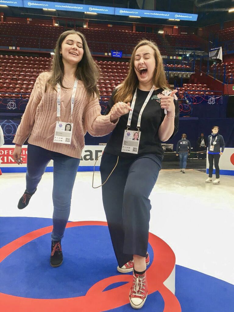 Волонтеры Аня Рыжевская и Валерия Каткова Волонтеры Аня Рыжевская и Валерия Каткова