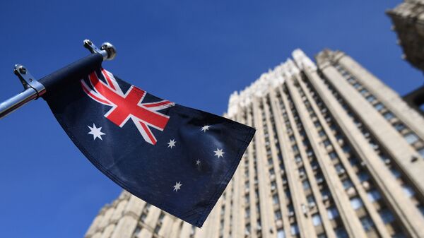 Флаг Австралии на автомобиле посольства у здания министерства иностранных дел РФ