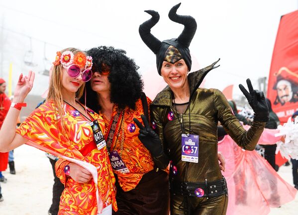 Участники массового спуска в карнавальных костюмах на фестивале BoogelWoogel-2018 с горы Роза Плато в Сочи