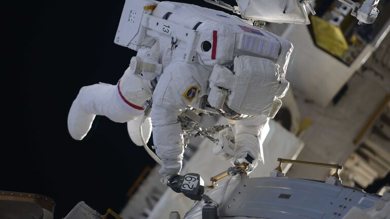 Выход в открытый космос астронавтов НАСА Ричарда Арнольда и Эндрю Фьюстела