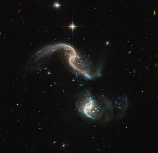 Процесс слияния галактик снятый с помощью телескопа Хаббл