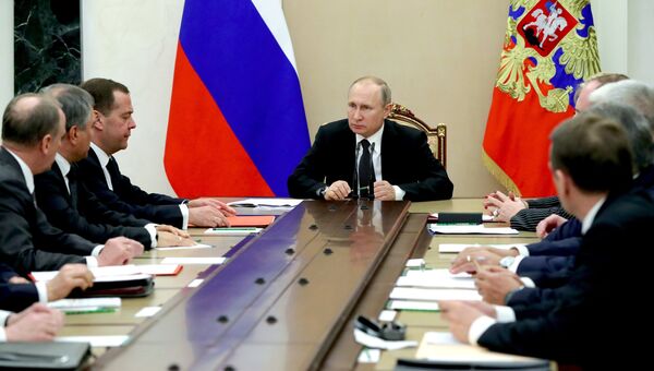 Владимир Путин и председатель правительства РФ Дмитрий Медведев на совещании с постоянными членами Совета безопасности РФ. 30 марта 2018