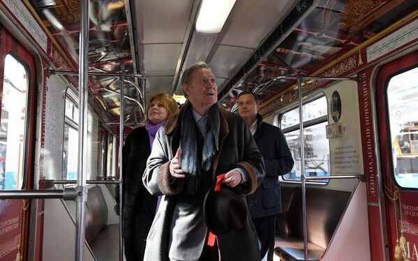 Художественный руководитель Малого театра Юрий Соломин в вагоне поезда метро, посвященного Малому театру. 30 марта 2018