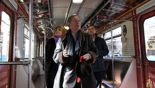 Художественный руководитель Малого театра Юрий Соломин в вагоне поезда метро, посвященного Малому театру. 30 марта 2018