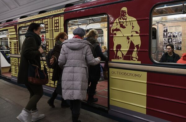 Пассажиры садятся в вагон поезда метро, посвященного Малому театру