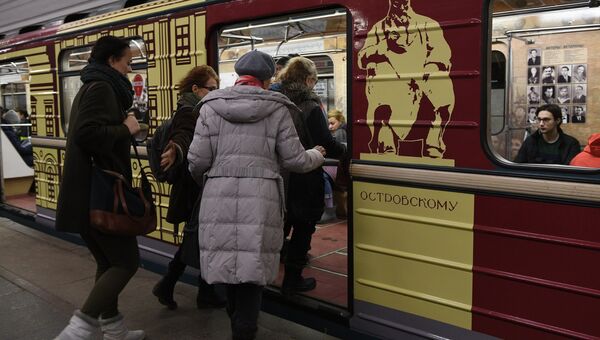 Пассажиры садятся в вагон поезда метро, посвященного Малому театру