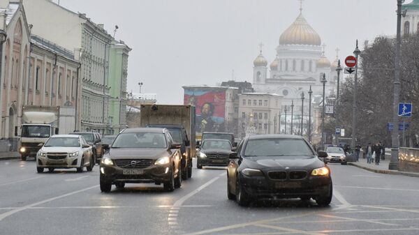 Автомобили на улице Волхонка в Москве