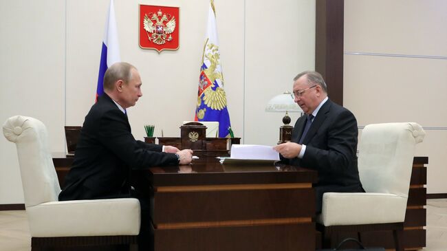 Владимир Путин и председатель правления и президент ПАО Транснефть Николай Токарев во время встречи. 30 марта 2018