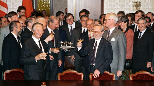 Министры иностранных дел шести государств - СССР, США, Великобритании, Франции, ГДР и ФРГ, а также Президент СССР М.С.Горбачев после подписания Договора об объединении ГДР и ФРГ. 1990 год 