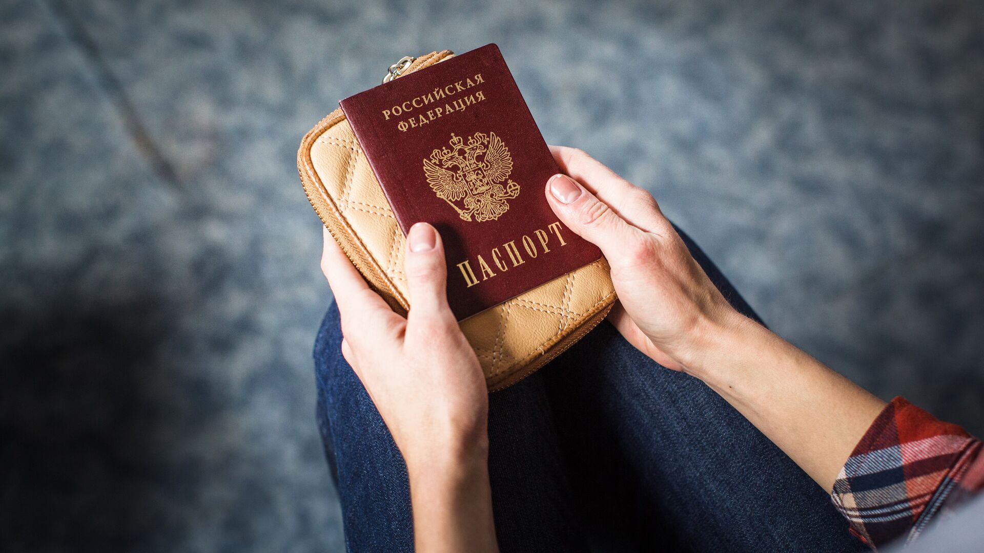 Девушка держит российский паспорт - РИА Новости, 1920, 05.04.2023