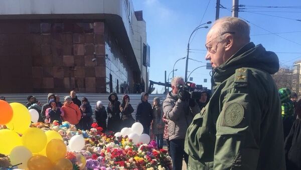 Председатель Следственного комитета России Александр Бастрыкин возложил цветы к народному мемориалу в Кемерово. 31 марта 2018