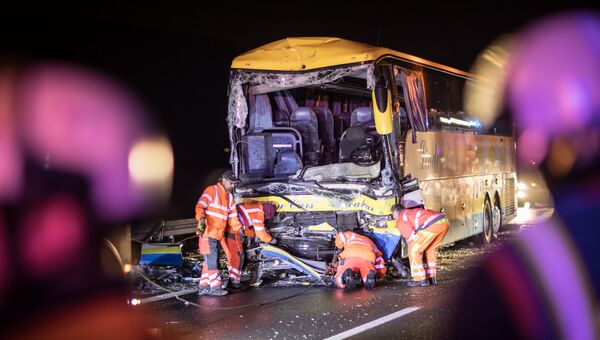 Искореженный автобус после аварии с грузовиком на автомагистрали Autobahn 3 в Баварии на юге Германии. 31 марта 2018