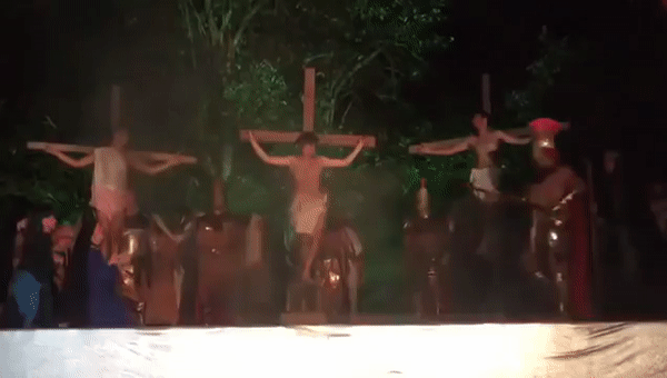 В Бразилии зритель ворвался на сцену, чтобы спасти Иисуса от распятия