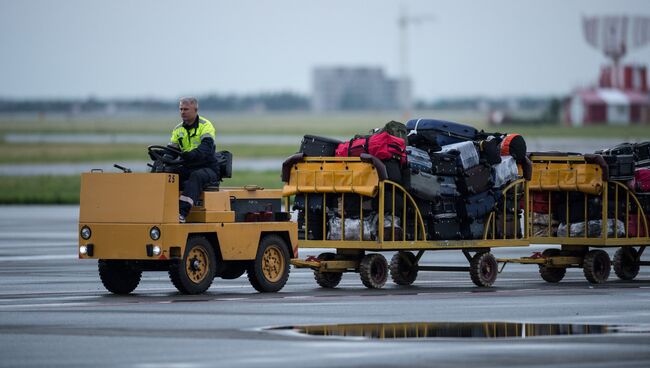 Самолеты в международном аэропорту Омск-Центральный