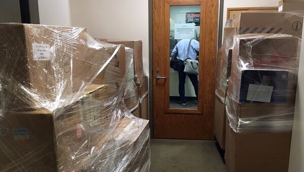 Коробки у входа в офис генерального консульства Российской Федерации в Сиэтле
