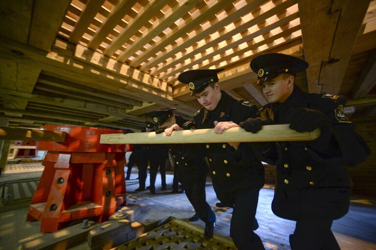 Курсанты во время экскурсии на строительстве копии линейного корабля Полтава на верфи в Санкт-Петербурге. Оригинальный корабль Полтава был построен при непосредственном участии Петра I в 1712 году