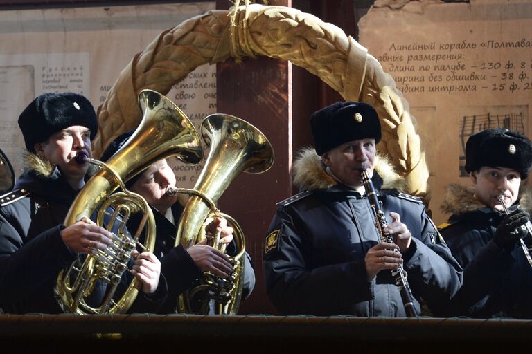 Музыканты духового оркестра выступают во время церемонии установки последней доски наружной обшивки на строящуюся копию линейного корабля Полтава на верфи в Санкт-Петербурге