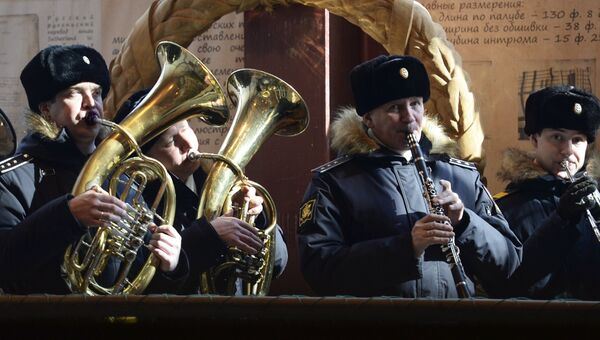 Музыканты духового оркестра выступают во время церемонии установки последней доски наружной обшивки на строящуюся копию линейного корабля Полтава на верфи в Санкт-Петербурге