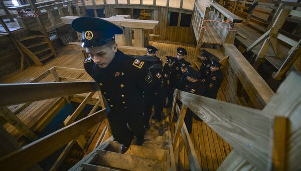 Курсанты во время экскурсии на строительстве копии линейного корабля Полтава на верфи в Санкт-Петербурге