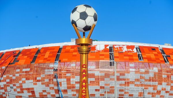 Стелла с мячом возле стадиона Мордовия Арена в Саранске, где пройдут матчи чемпионата мира по футболу 2018